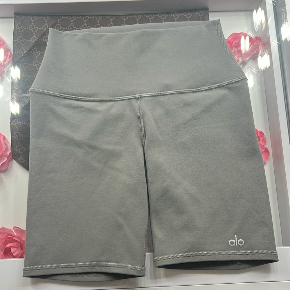 Alo grey biker shorts!